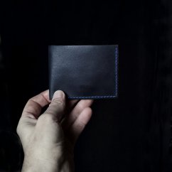 Modročerná peněženka