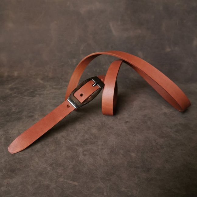 Úzký, kožený opasek