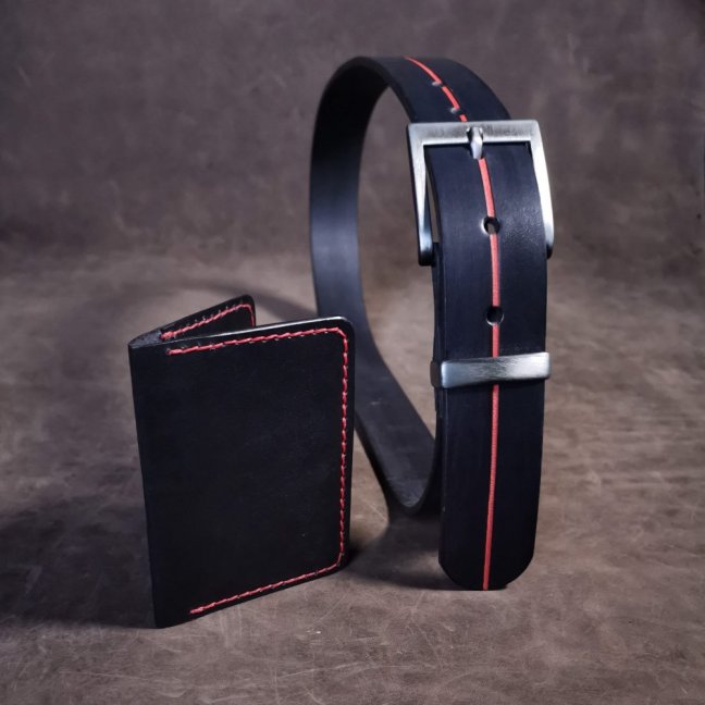Kožený opasek - Lineal černý s červenou linkou