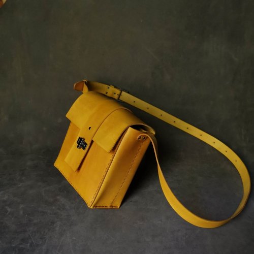 Žlutá kabelka