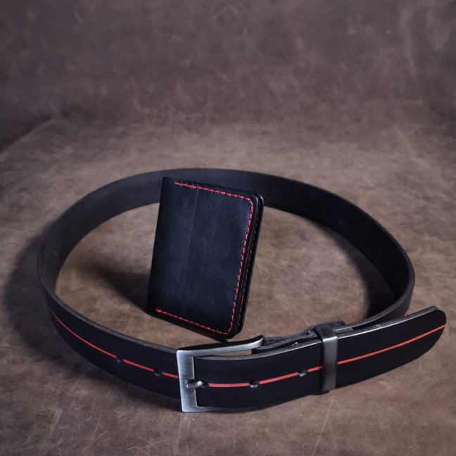 Kožený opasek - Lineal černý s červenou linkou
