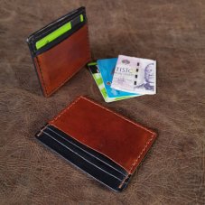 Placaté pouzdýrko na karty šité světlou nití