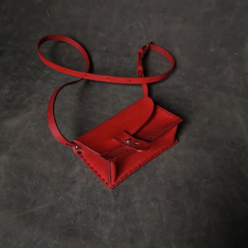 Červená mini kabelka a ledvinka v jednom