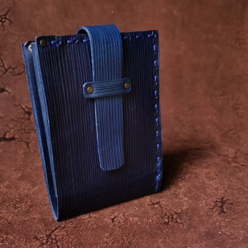 Modrá, vroubkovaná peněženka