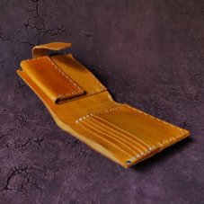 Žlutá peněženka s nerezí